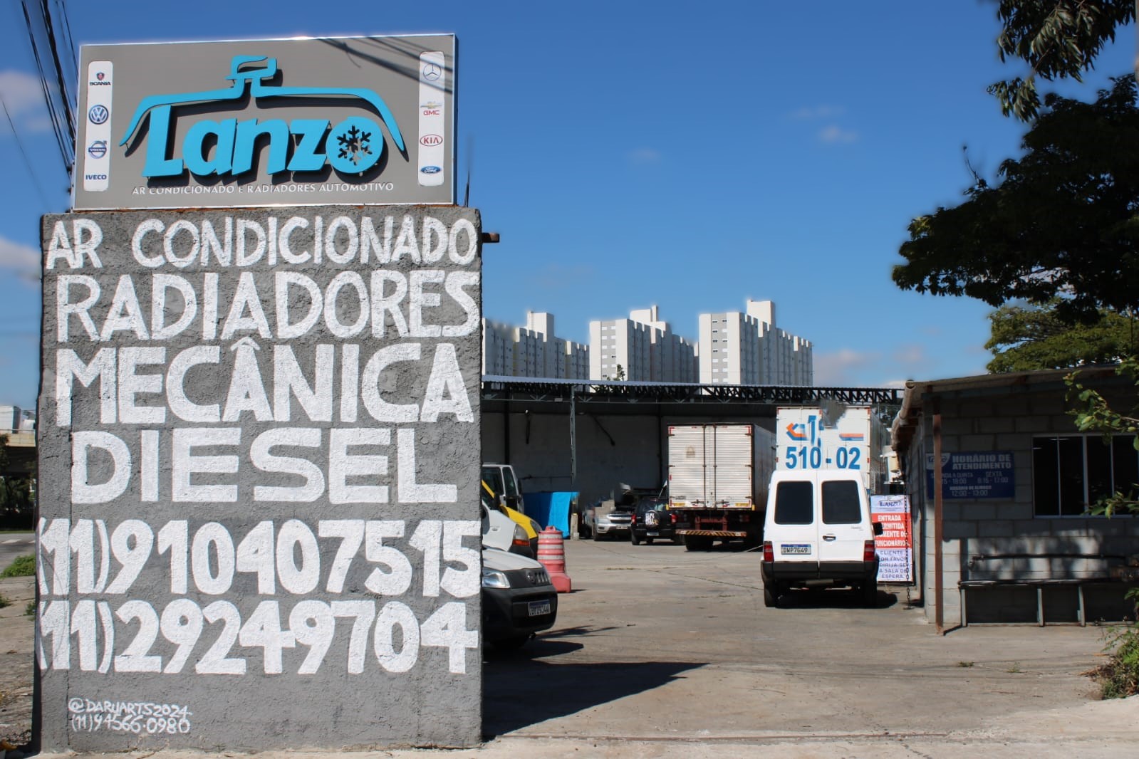 Fachada Lanzo com placa de serviços